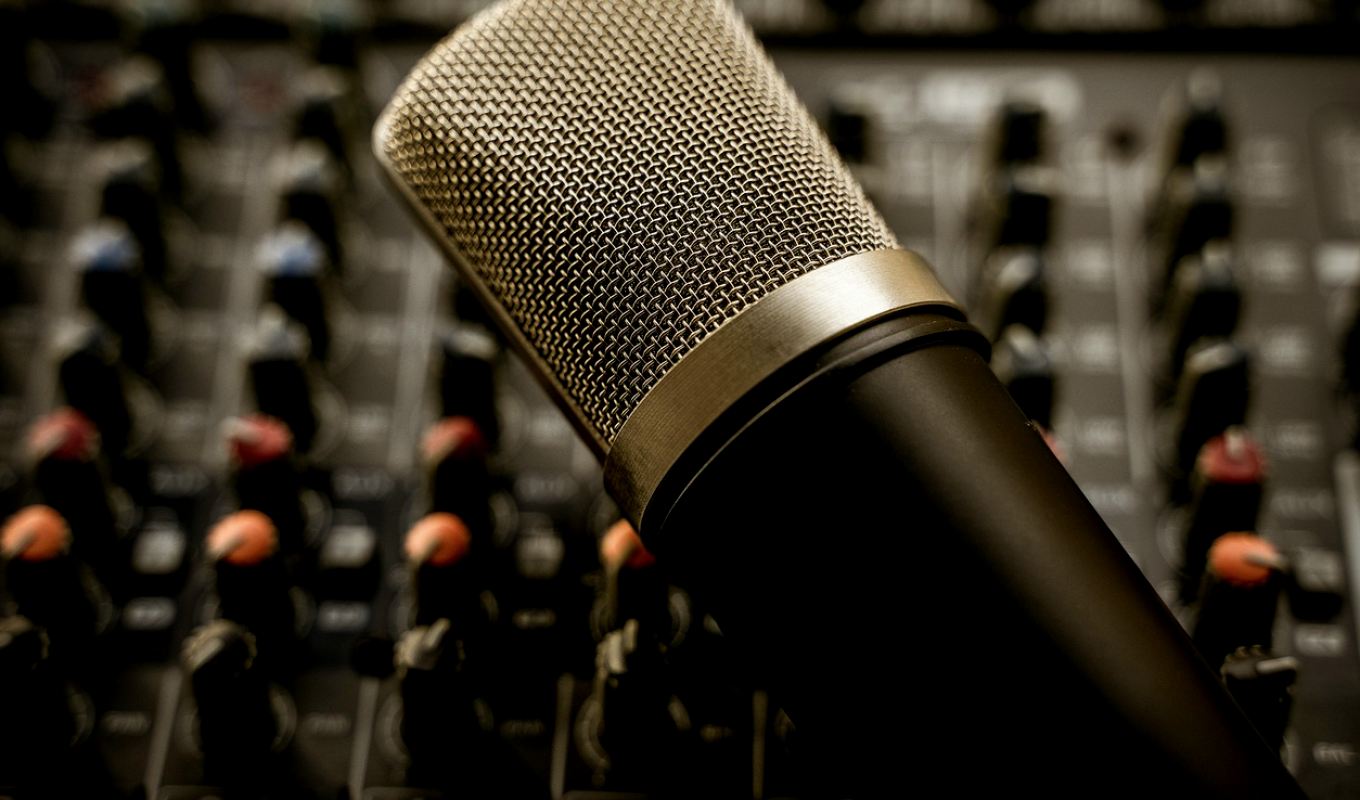 Hvilken mikrofon skal jeg velge til programleder og band?